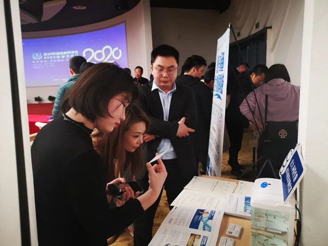 环特生物人员与参会嘉宾交流斑马鱼评价